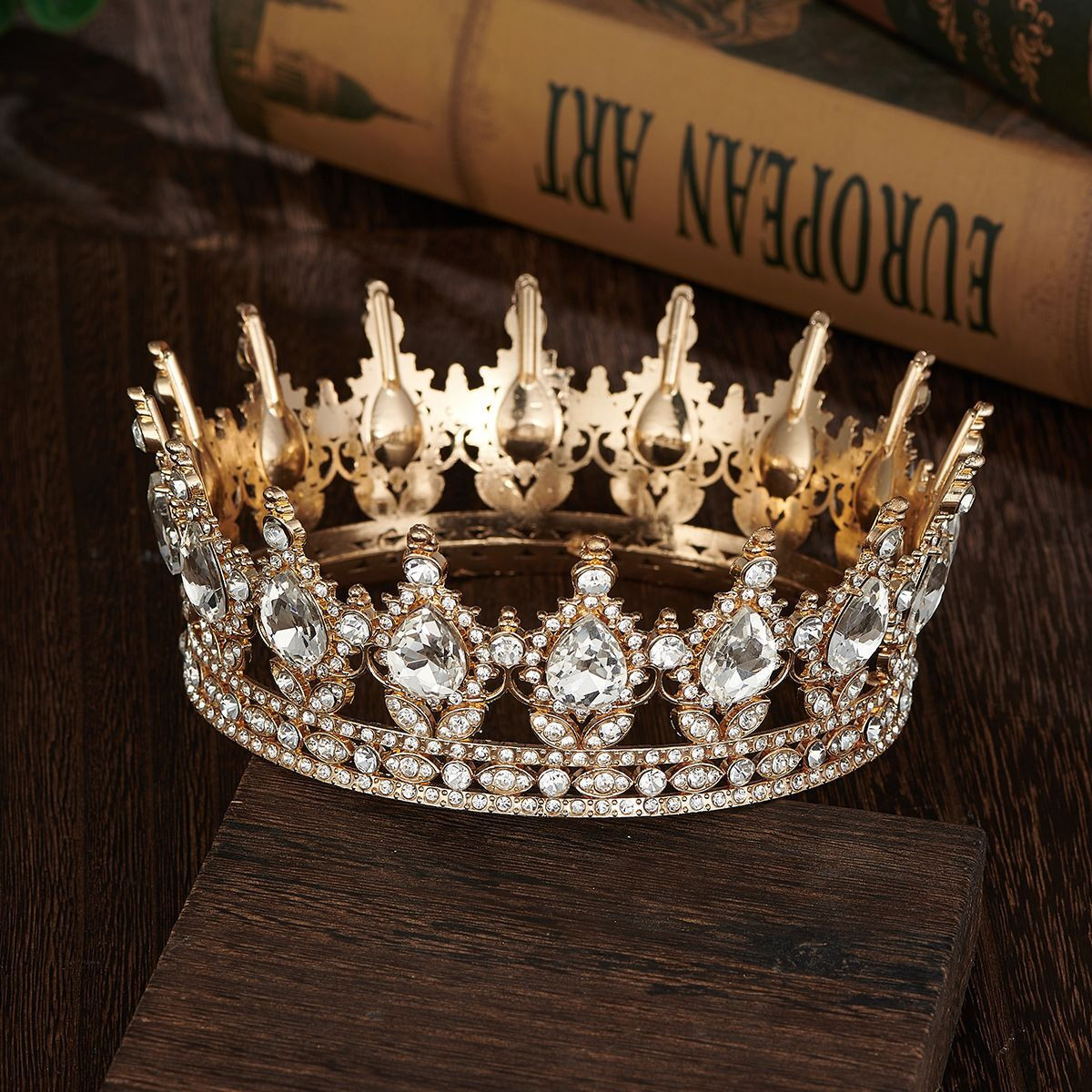 Декоративная корона золотая, серебрянные камни - фото - 1