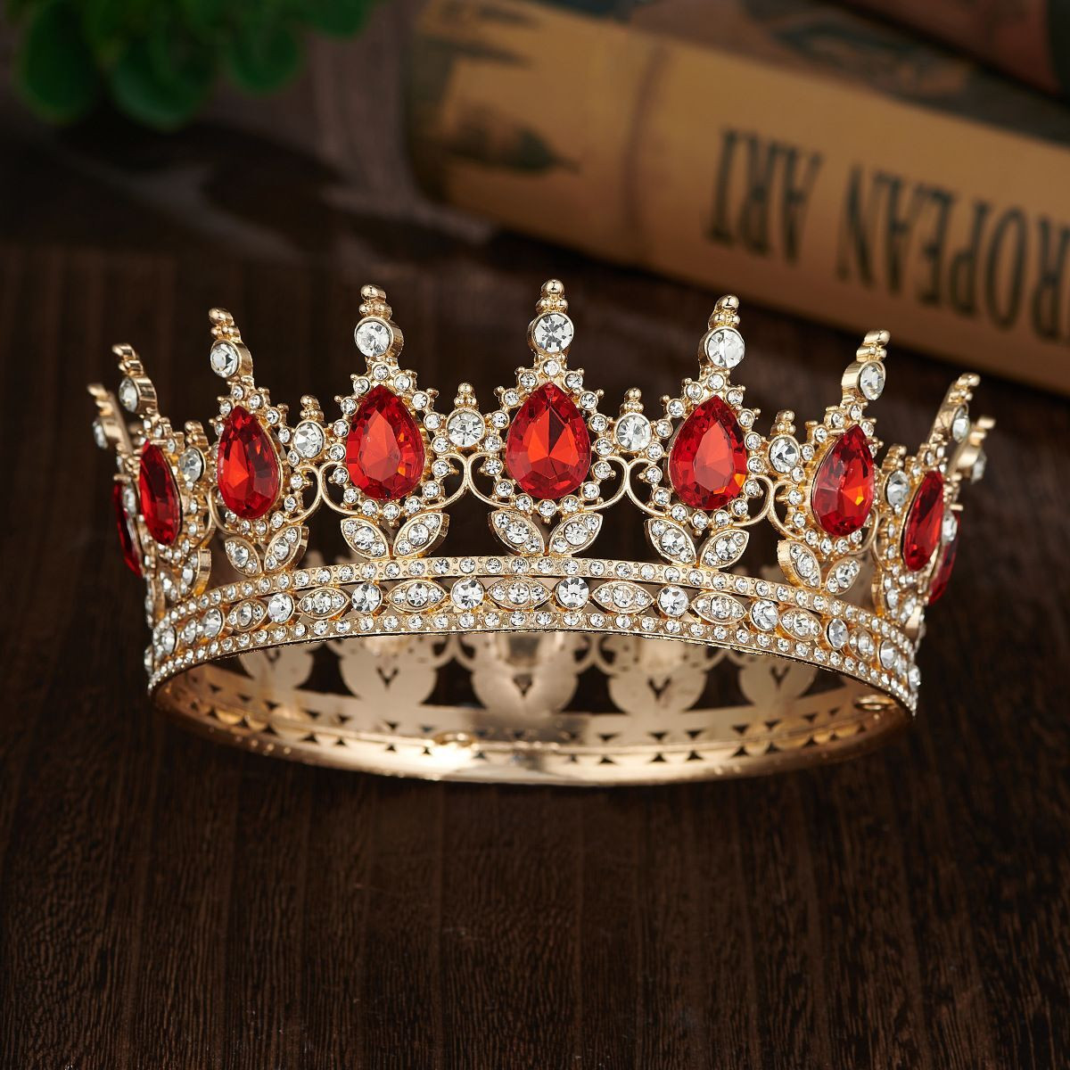Декоративная корона золотая, красные камни - фото - 1