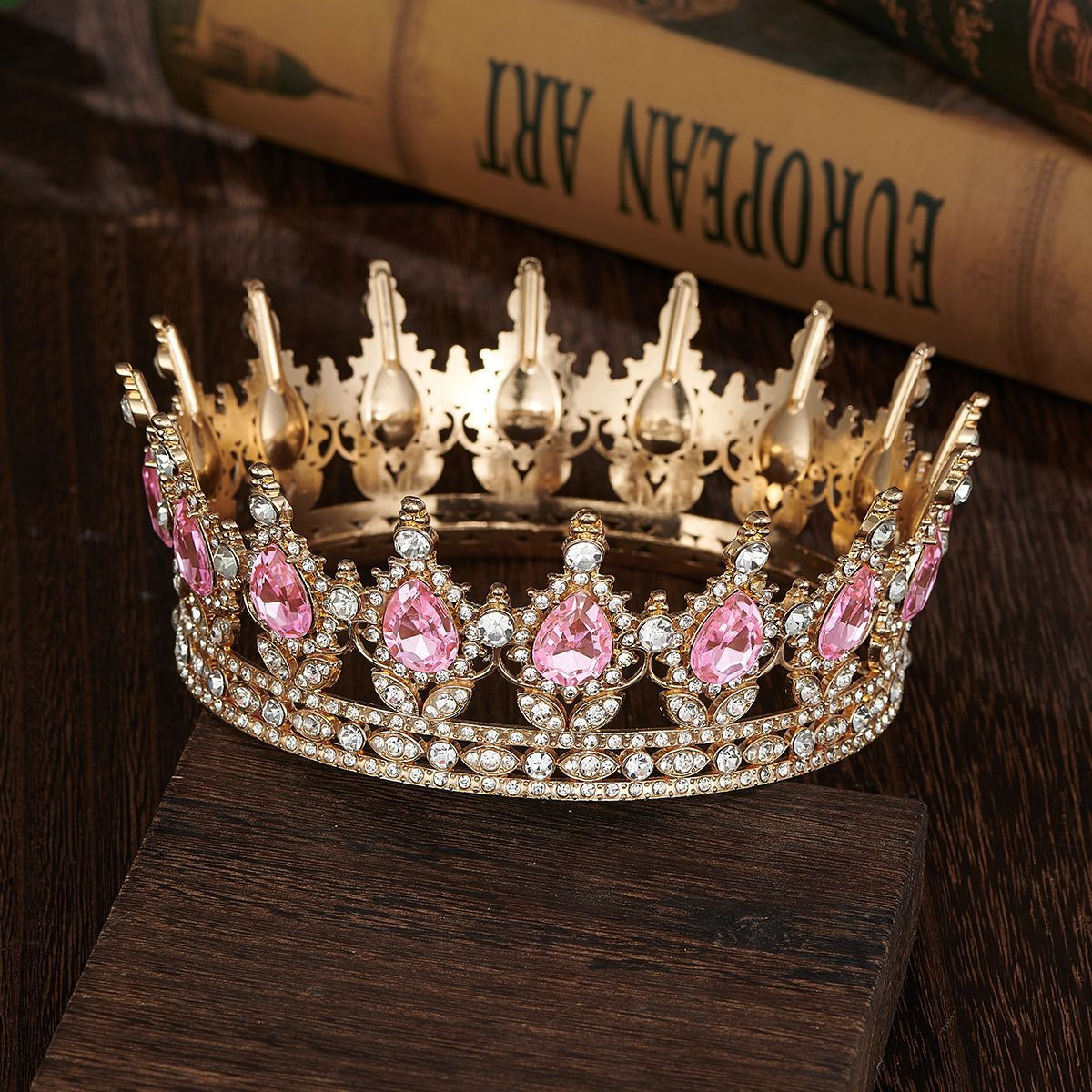 Декоративная корона золотая, розовые камни - фото - 1